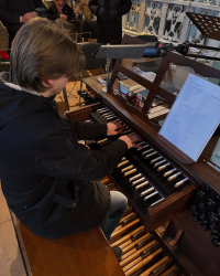 Ein BORG-Schüler an der Schubertorgel
